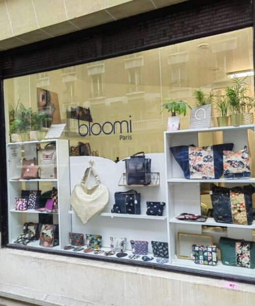 vitrine-exterieur-de-boutique-maroquinerie-bloomi