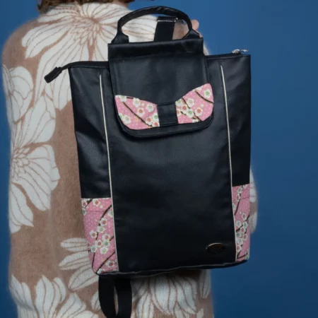 grand-sac-a-dos-vegan-en-simili-cuir-noir-et-motifs-japonais-fleuris-sakura-rose-et-blanc