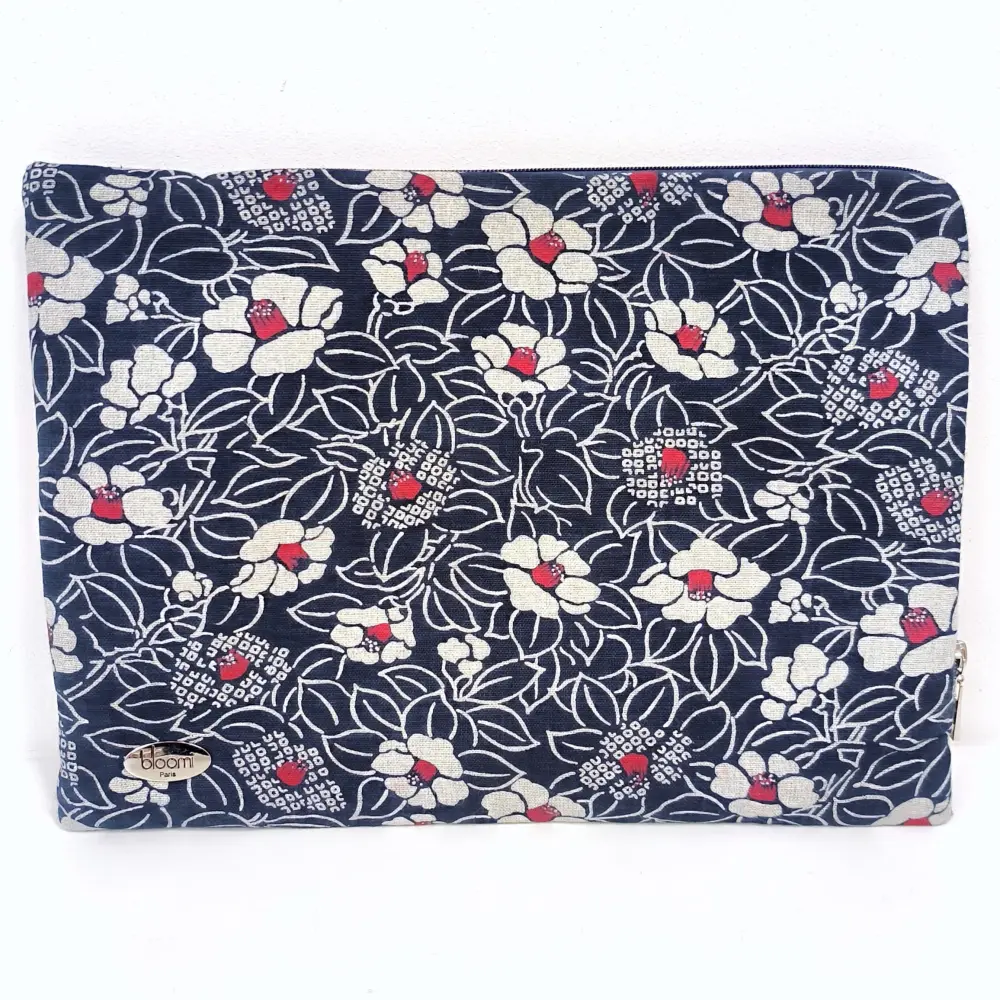 https://www.bloomi.fr/wp-content/uploads/2023/11/housse-ordinateur-portable-bleue-motif-sakura-cerisier-blanc.webp