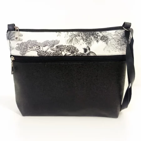 moyenne-pochette-bandouliere-cuir-vegan-bande-de-motifs-oiseaux-grue-noir-et-blanc-jungle-dos-du-sac