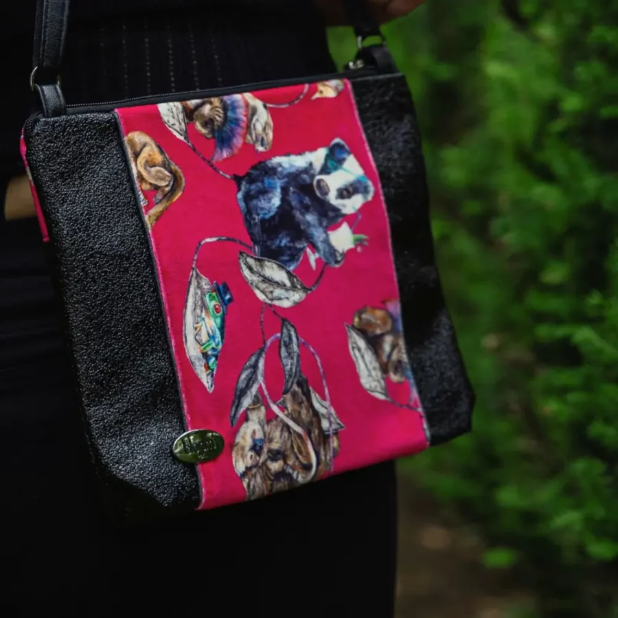 Moyenne pochette bandoulière en cuir vegan brillant Jungle rose – Image 3