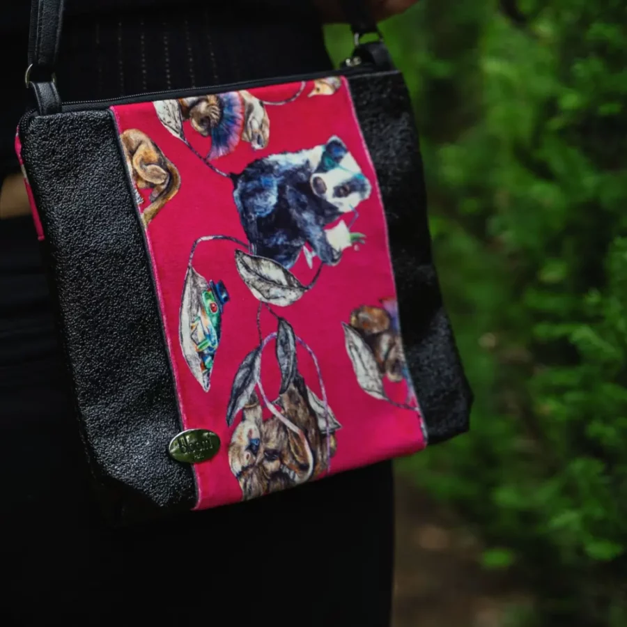 Moyenne pochette bandoulière en cuir vegan brillant Jungle rose – Image 4