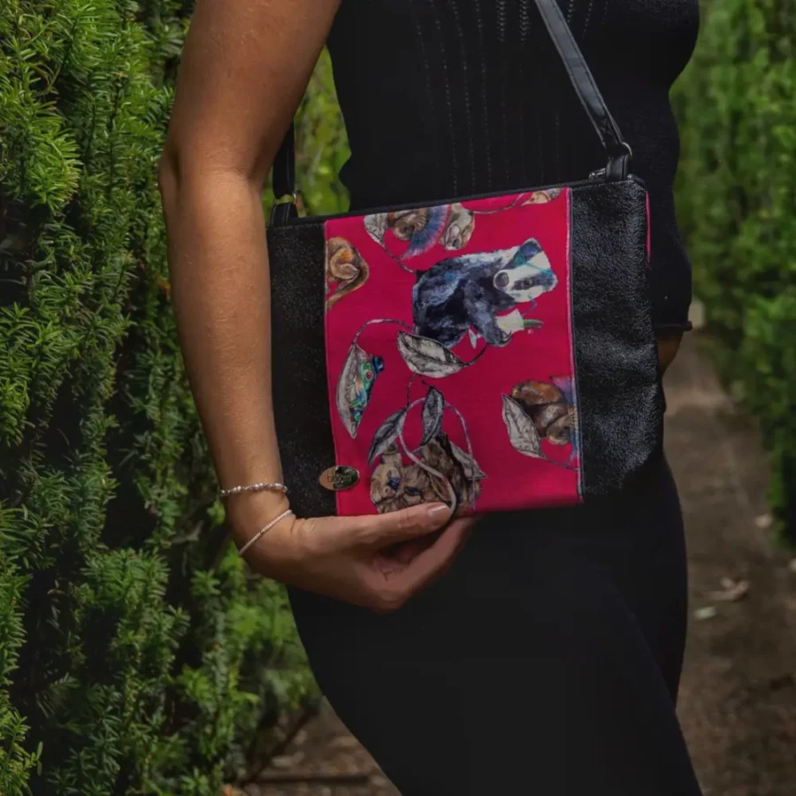 Moyenne pochette bandoulière en cuir vegan brillant Jungle rose – Image 5