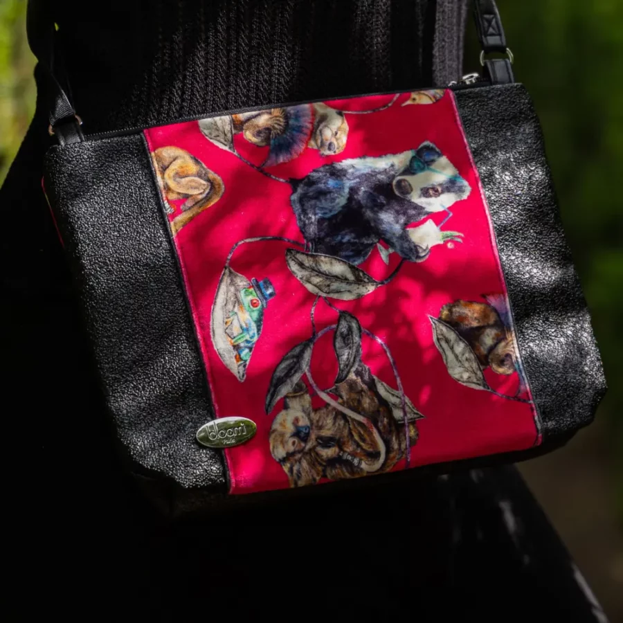 Moyenne pochette bandoulière en cuir vegan brillant Jungle rose – Image 6