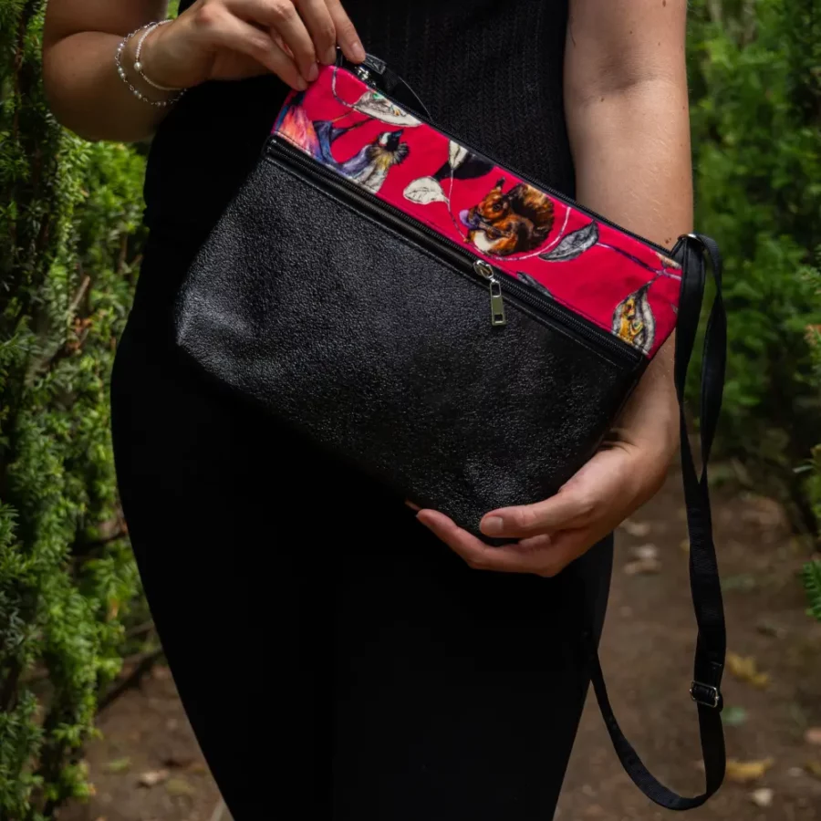 Moyenne pochette bandoulière en cuir vegan brillant Jungle rose – Image 2