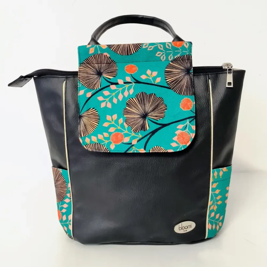 petit-sac-a-dos-vegan-en-simili-cuir-noir-et-motifs-vegetal-fleuris-vert-sur-le-rabat-et-les-poches