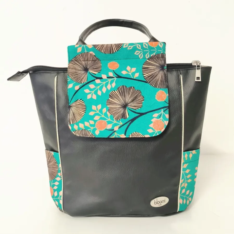 petit-sac-a-dos-vegan-en-simili-cuir-noir-et-motifs-vegetal-fleuris-vert-sur-le-rabat-et-les-poches-3