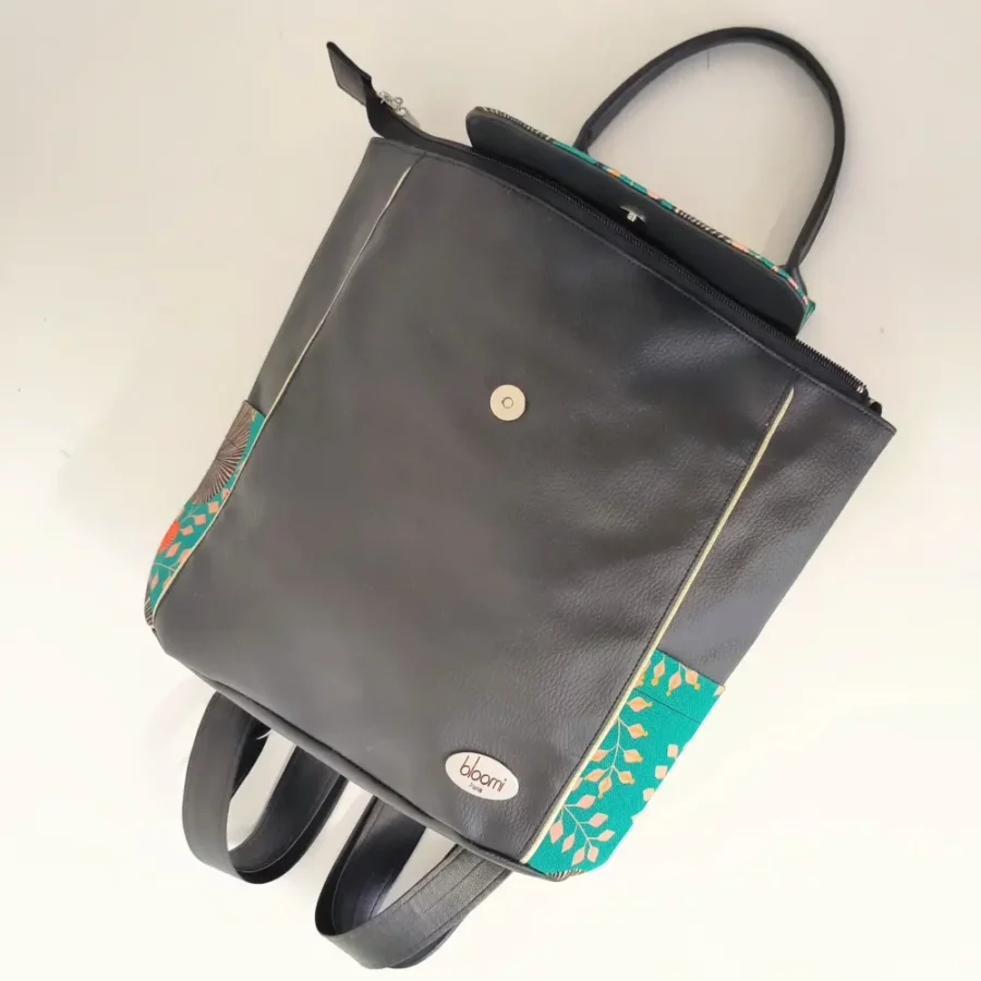 petit-sac-a-dos-vegan-en-simili-cuir-noir-et-motifs-vegetal-fleuris-vert-sur-le-rabat-et-les-poches-2