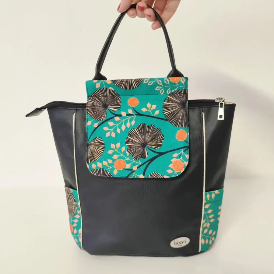 petit-sac-a-dos-vegan-en-simili-cuir-noir-et-motifs-vegetal-fleuris-vert-sur-le-rabat-et-les-poches-4