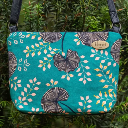 petit-sac-vegan-bandouliere-reglable-en-textile-vert-aux-motifs-vegetal