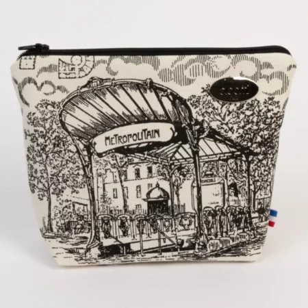 petite-trousse-a-maquillage-aux-motifs-de-paris-metro-en-noir-et-blanc