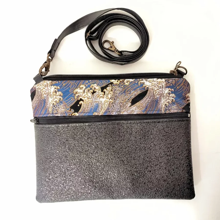 Pochette bandoulière vegan format ipad mini Vagues bleu – Image 3