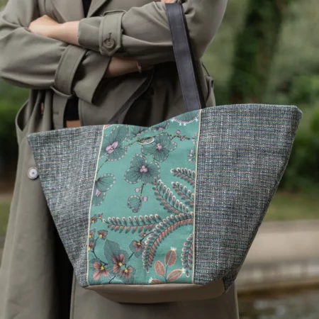 sac-panier-vegan-en-tweed-vert-avec-motifs-fleurs-et-plantes-sur-mannequin