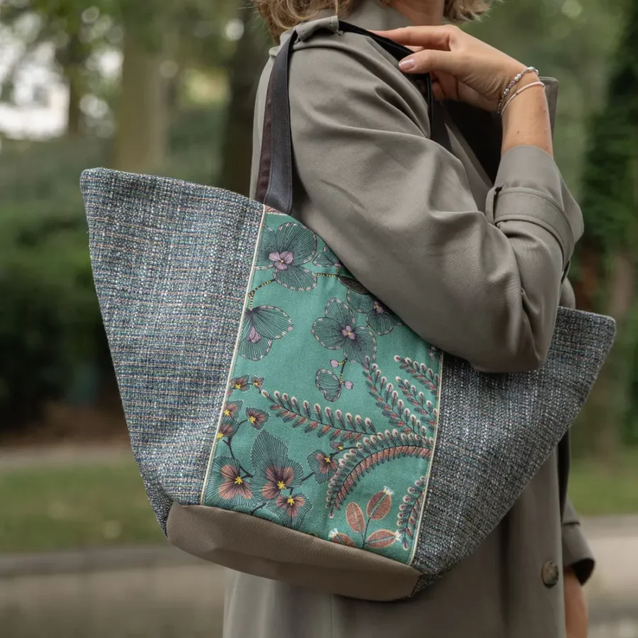 sac-panier-vegan-en-tweed-vert-avec-motifs-fleurs-et-plantes-sur-mannequin-2