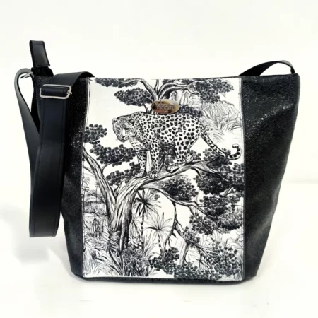 sac-tote-mini-bandouliere-cuir-vegan-noir-blanc-jungle-motifs-guepard-sur-un-arbre