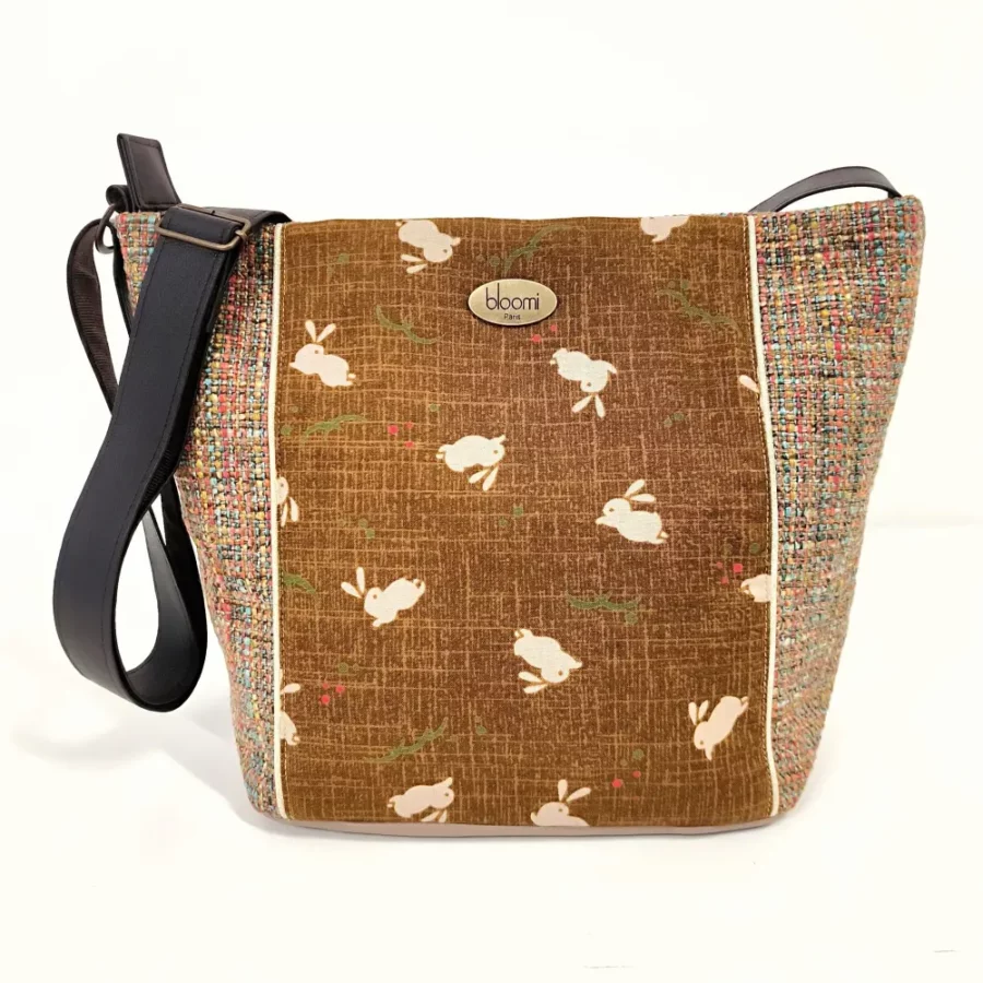 sac-tote-vegan-en-bandouliere-avec-tweed-orange-et-motifs-lapins-fond-moutarde-devant-du-sac