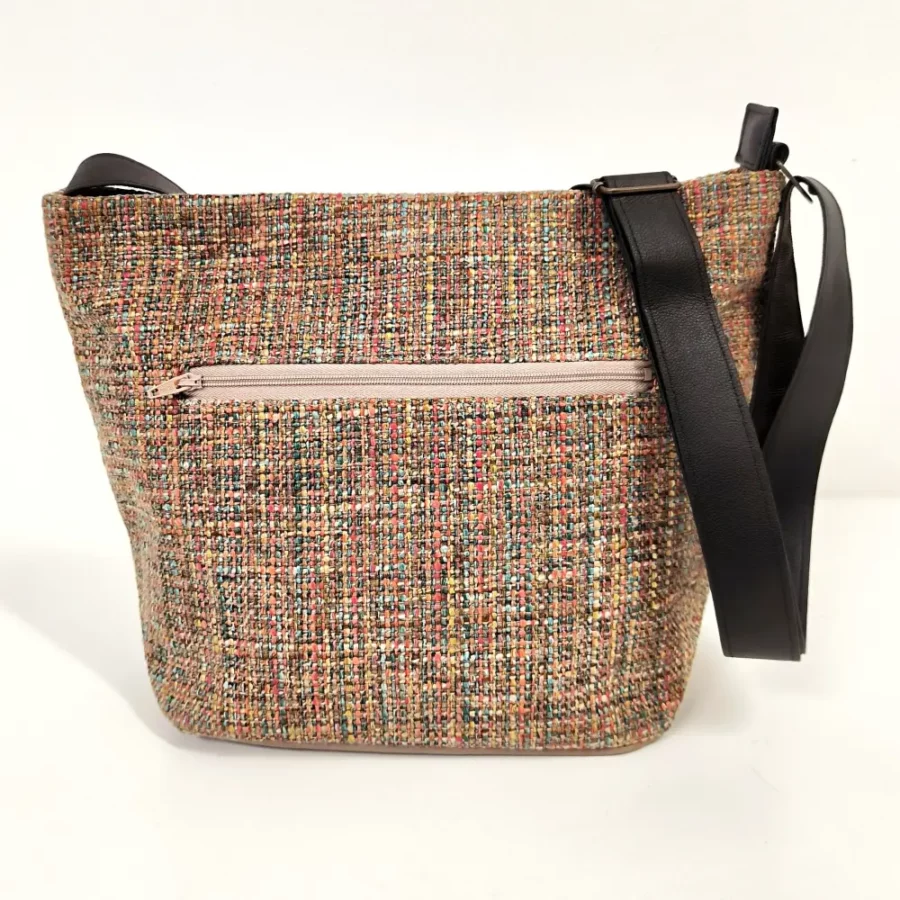 sac-tote-vegan-en-bandouliere-avec-tweed-orange-et-motifs-lapins-fond-moutarde-dos-ferme-zip-beige