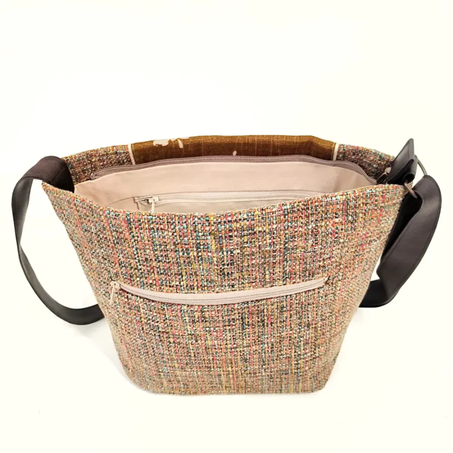 sac-tote-vegan-en-bandouliere-avec-tweed-orange-et-motifs-lapins-fond-bordeaux-dos-ouvert