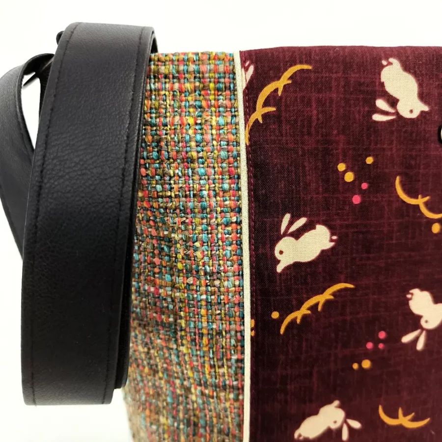 sac-tote-vegan-en-bandouliere-avec-tweed-orange-et-motifs-lapins-fond-bordeaux-3-zoom-matieres