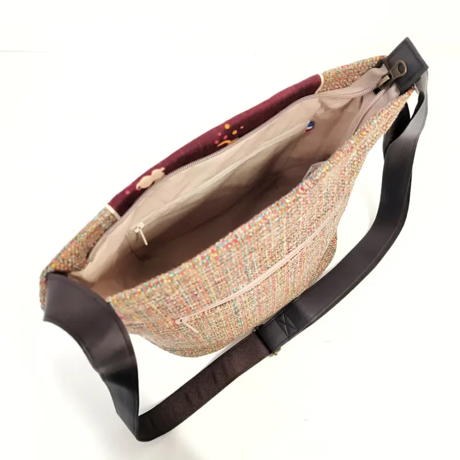 sac-tote-vegan-en-bandouliere-avec-tweed-orange-et-motifs-lapins-fond-bordeaux-2