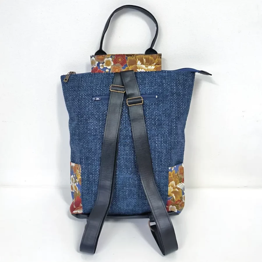 dos-du-sac-à-dos-vegan-en-tweed-bleu-et-tissu-japonais-fleuri-bleu-et-or