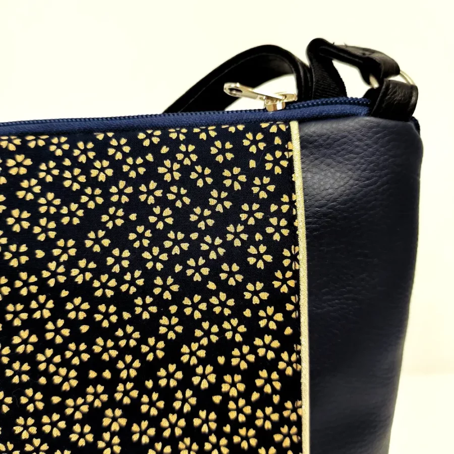 Moyenne pochette bandoulière marine à bande imprimée Sakura bleue – Image 3
