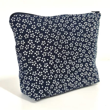 dos-pochette-à-maquillage-bleu-marine-et-fleurs-de-cerisiers-japonais