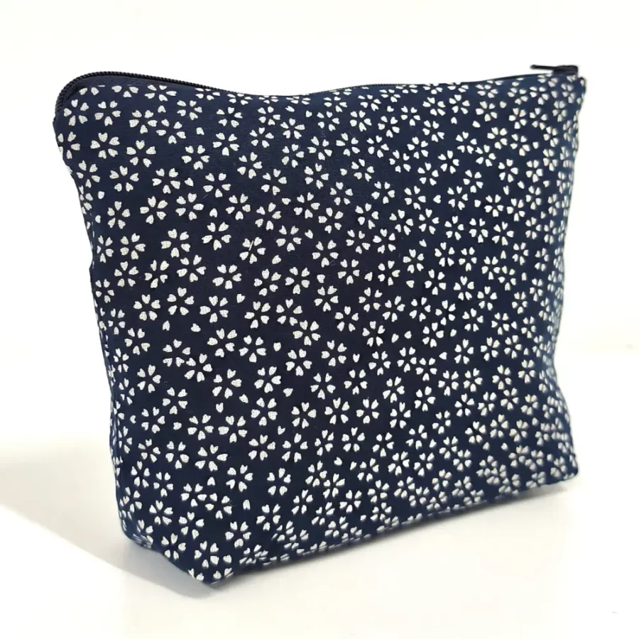 dos-pochette-à-maquillage-bleu-marine-et-fleurs-de-cerisiers-japonais