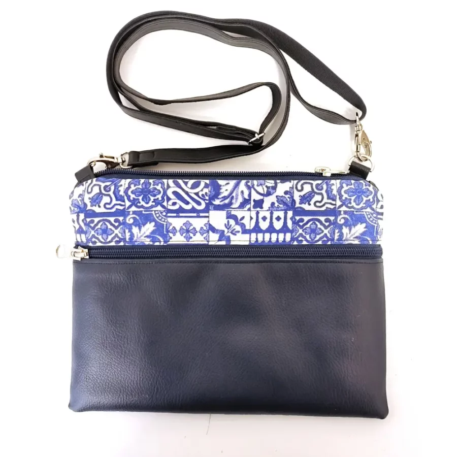 Pochette bandoulière vegan imprimé Porto bleu et blanc – Image 2