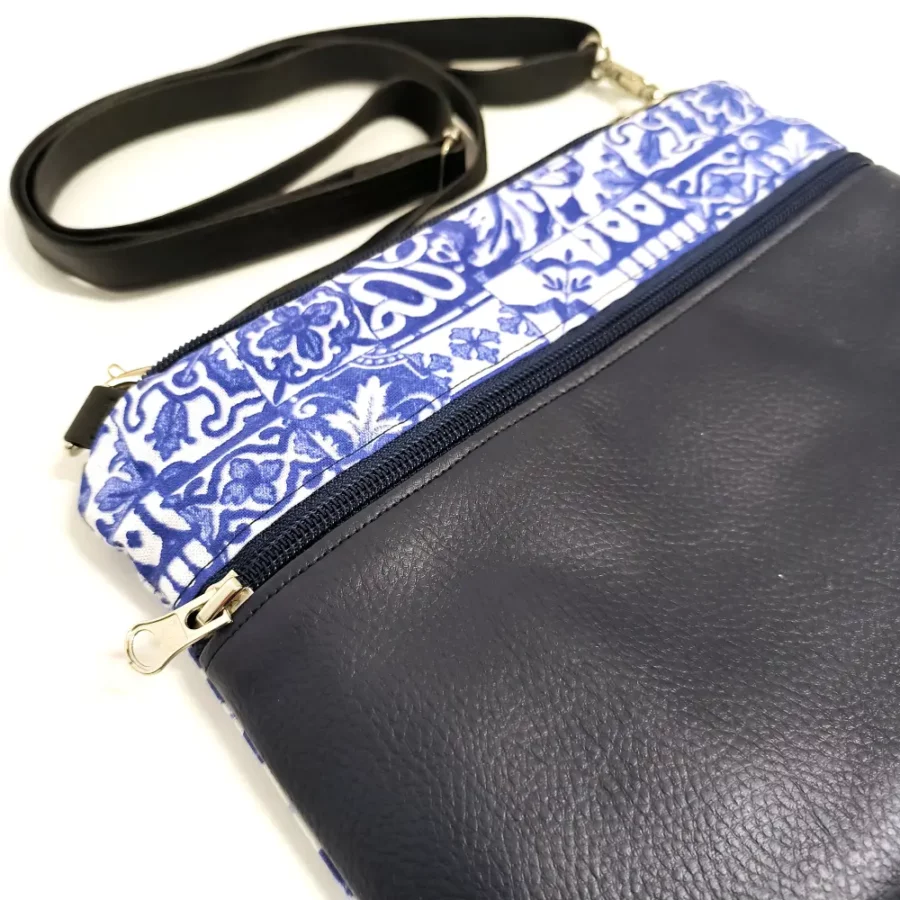 Pochette bandoulière vegan imprimé Porto bleu et blanc – Image 3