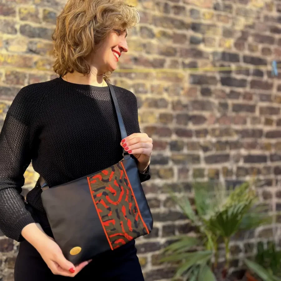 Moyenne pochette bandoulière vegan avec imprimé Splash orange – Image 11