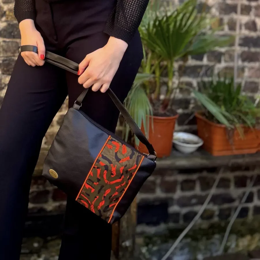 Moyenne pochette bandoulière vegan avec imprimé Splash orange – Image 9