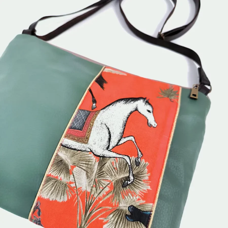 Moyenne pochette bandoulière vegan à bande Perses chevaux orange – Image 4