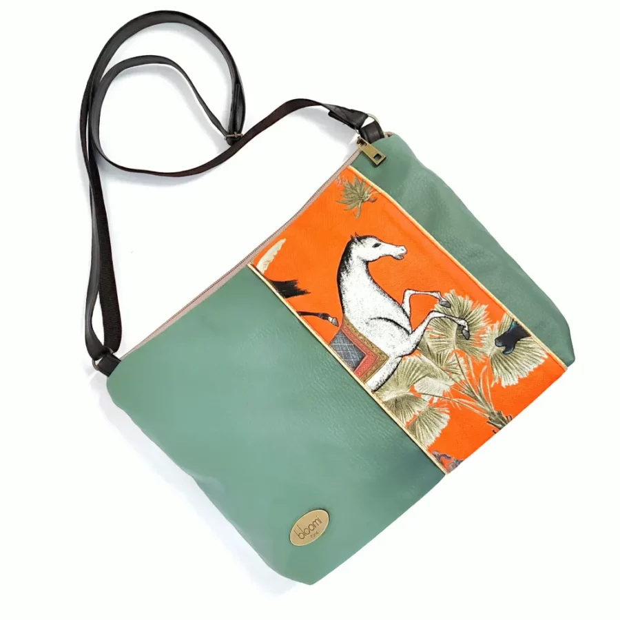 Moyenne pochette bandoulière vegan à bande Perses chevaux orange – Image 6
