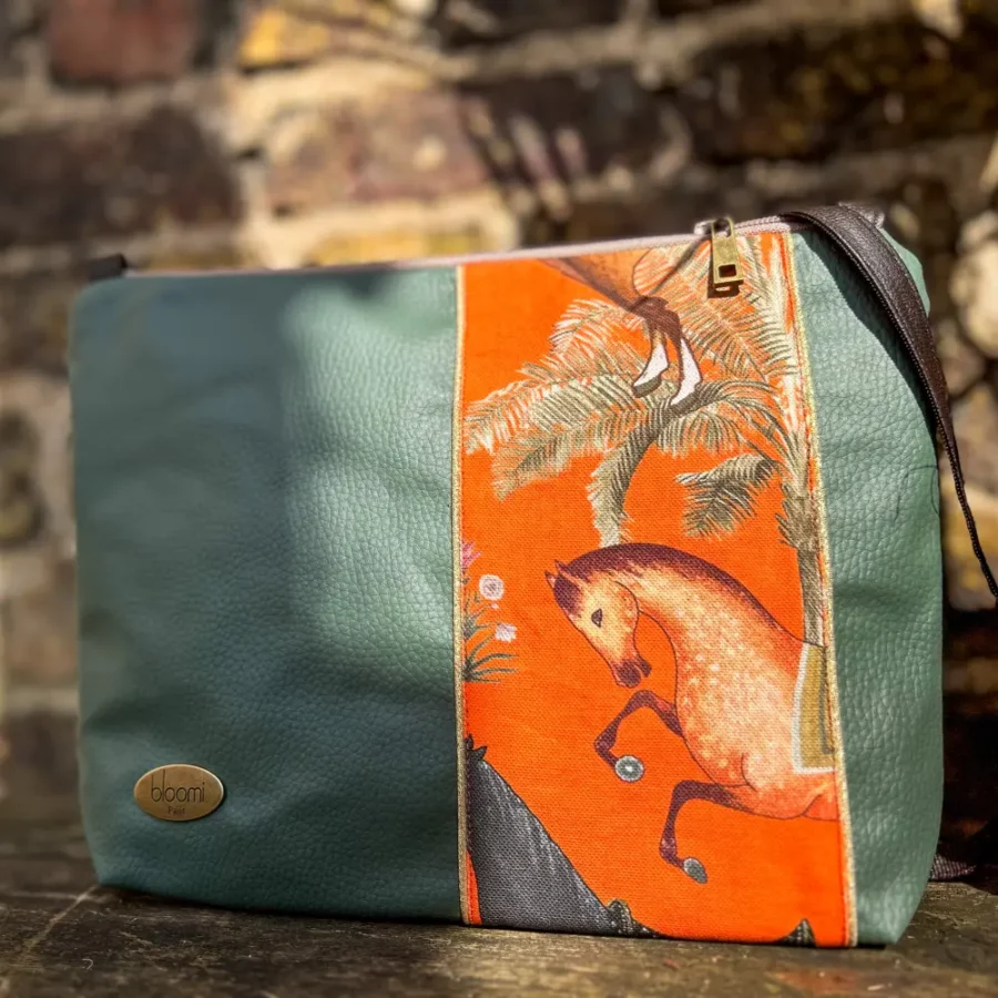 Moyenne pochette bandoulière vegan à bande Perses chevaux orange – Image 7