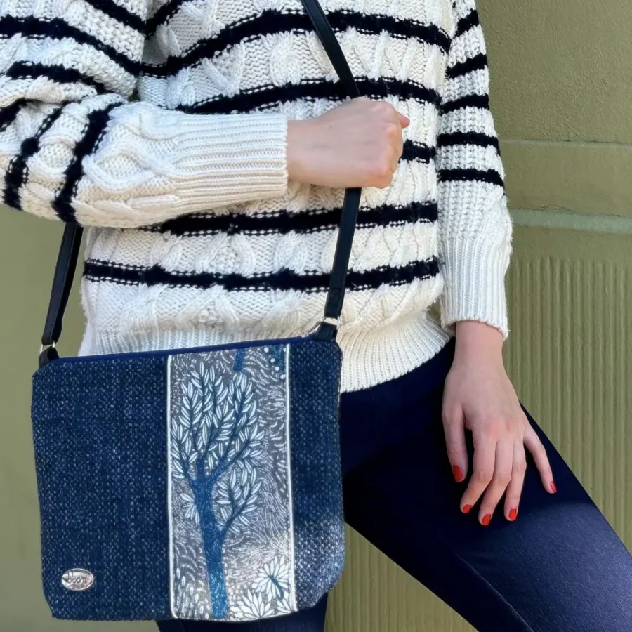 Moyenne pochette bandoulière en tweed bleu et motifs Arbre bleu