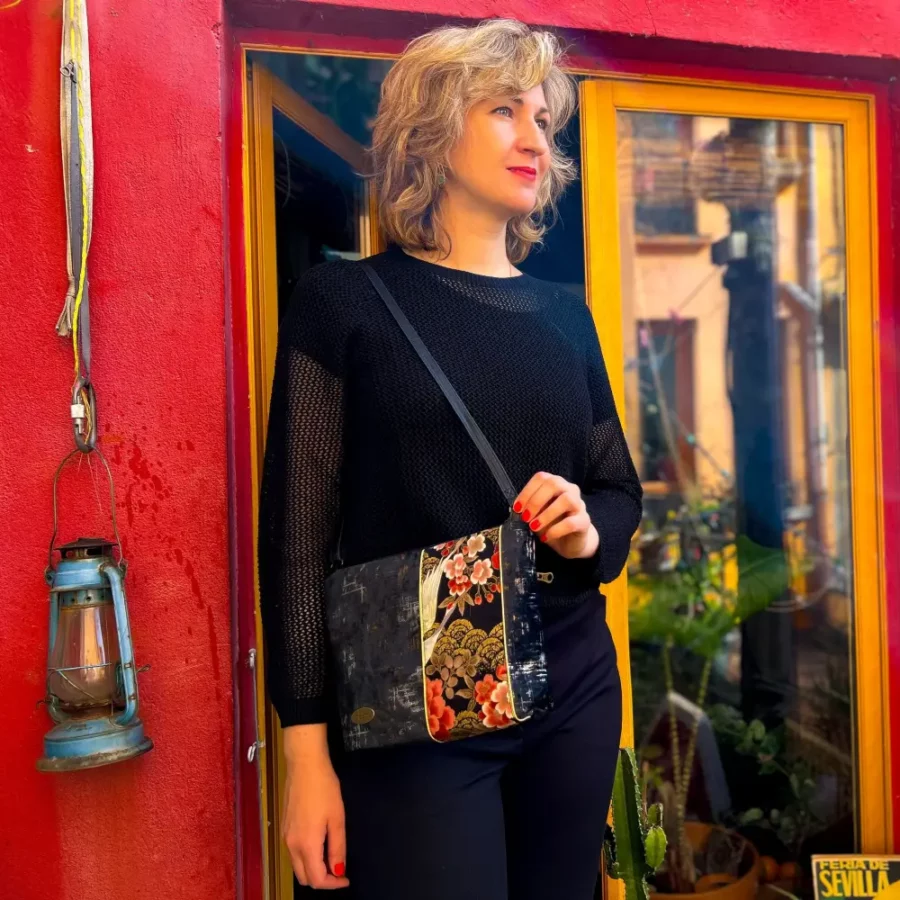 Moyenne pochette bandoulière vegan à bande Kushiro noir – Image 2