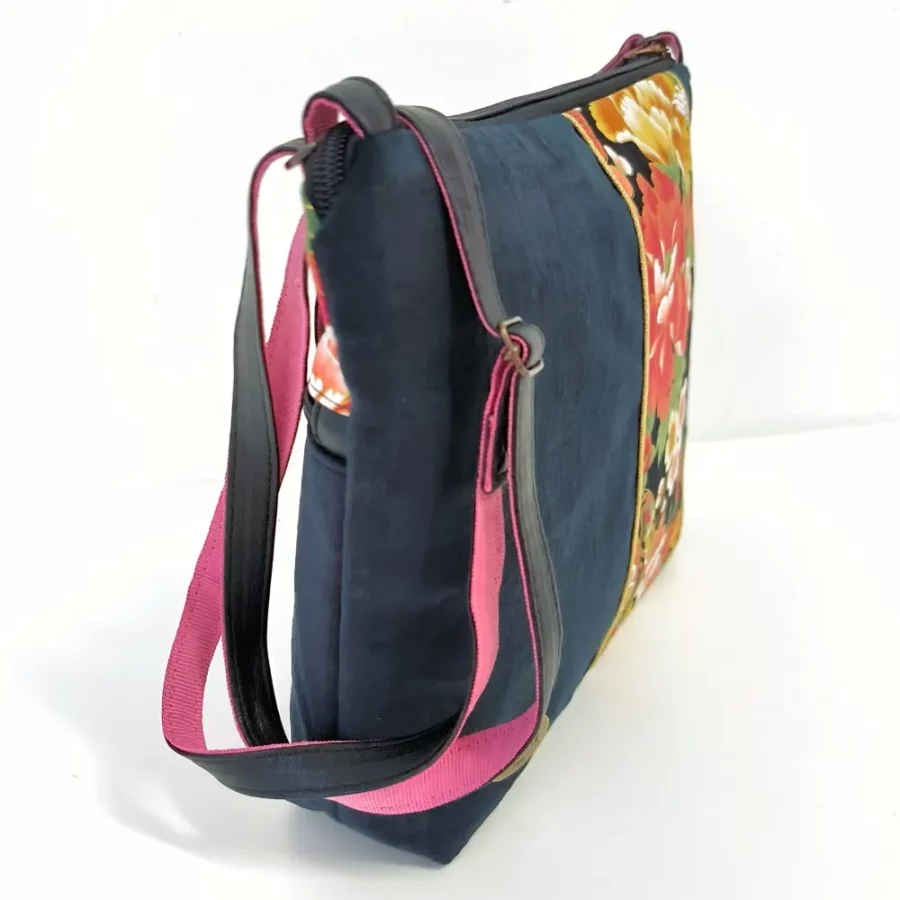 Moyenne pochette bandoulière vegan à bande Kushiro rose blush – Image 3