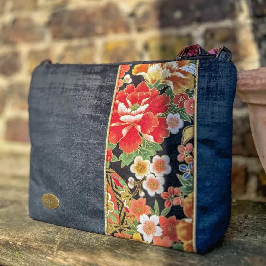 Moyenne pochette bandoulière vegan à bande Kushiro rose blush – Image 5