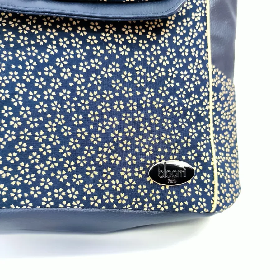 Petit sac à dos vegan Sakura bleu marine fleuri – Image 3