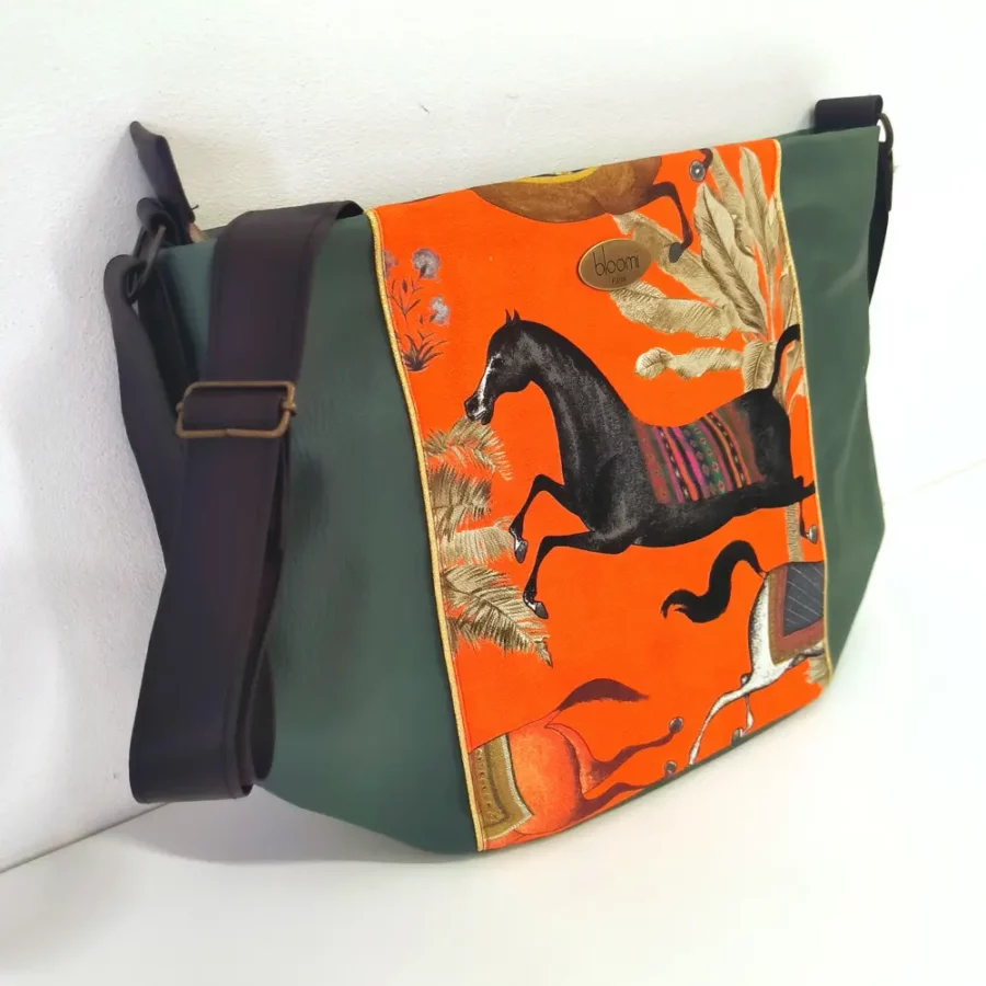 Sac moyen en bandoulière Perses chevaux orange et cuir vegan vert – Image 3