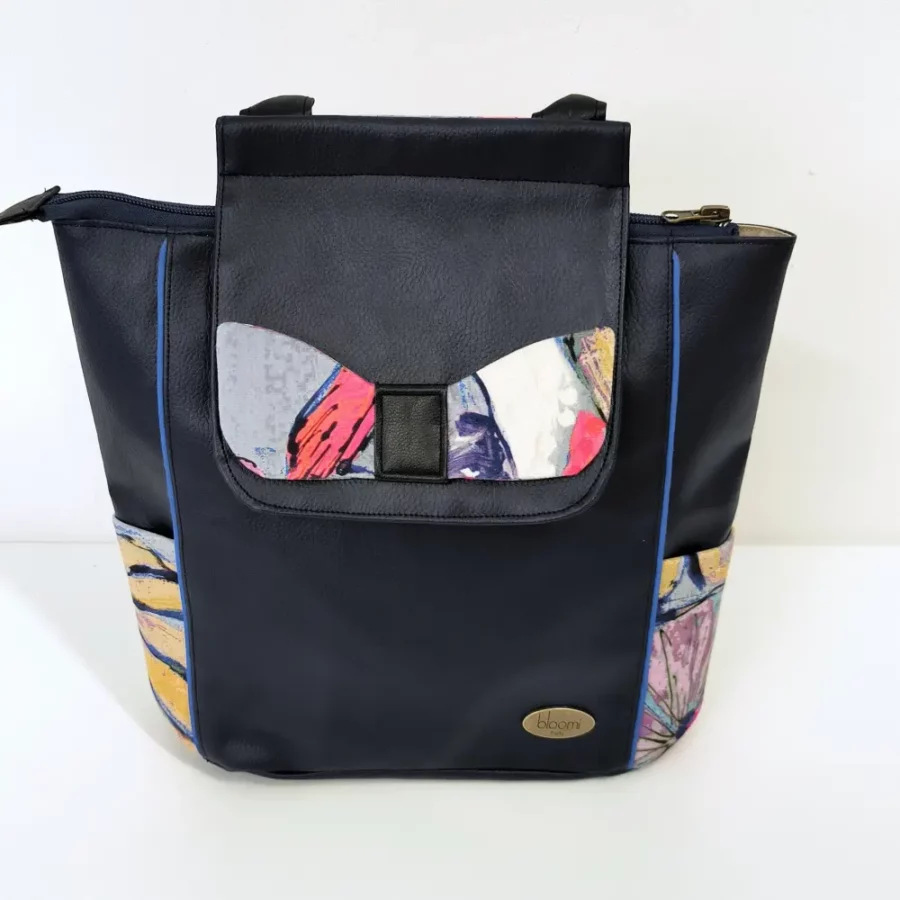 Petit sac à dos en cuir vegan bleu marine motif Carpe précieux