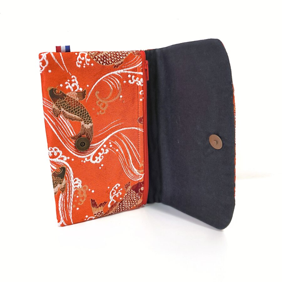 Portefeuille avec rabat aimanté carpes japonaises or et orangé en kimono précieux – Image 3