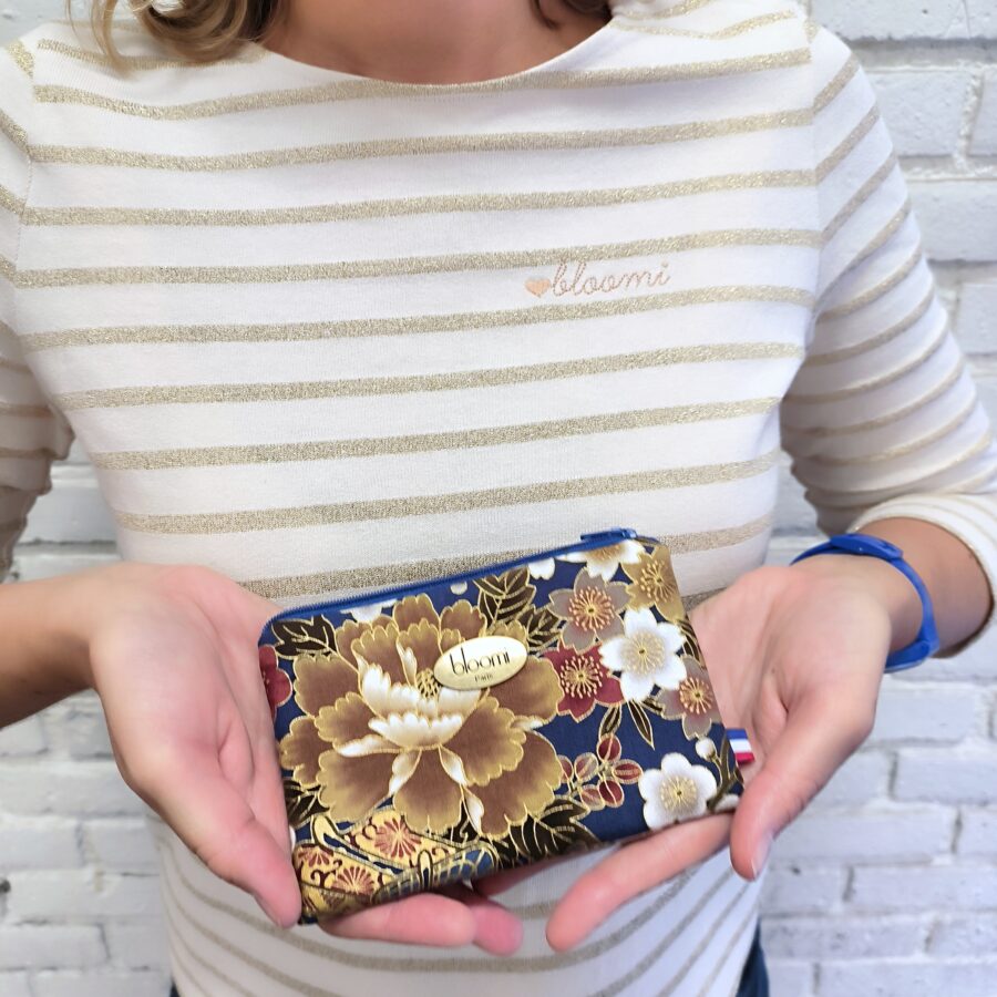 Grande porte-monnaie Kushiro bleu fleurs japonaises