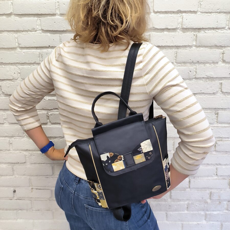 Petit sac à dos vegan noir avec motifs chats or et bleu – Image 4