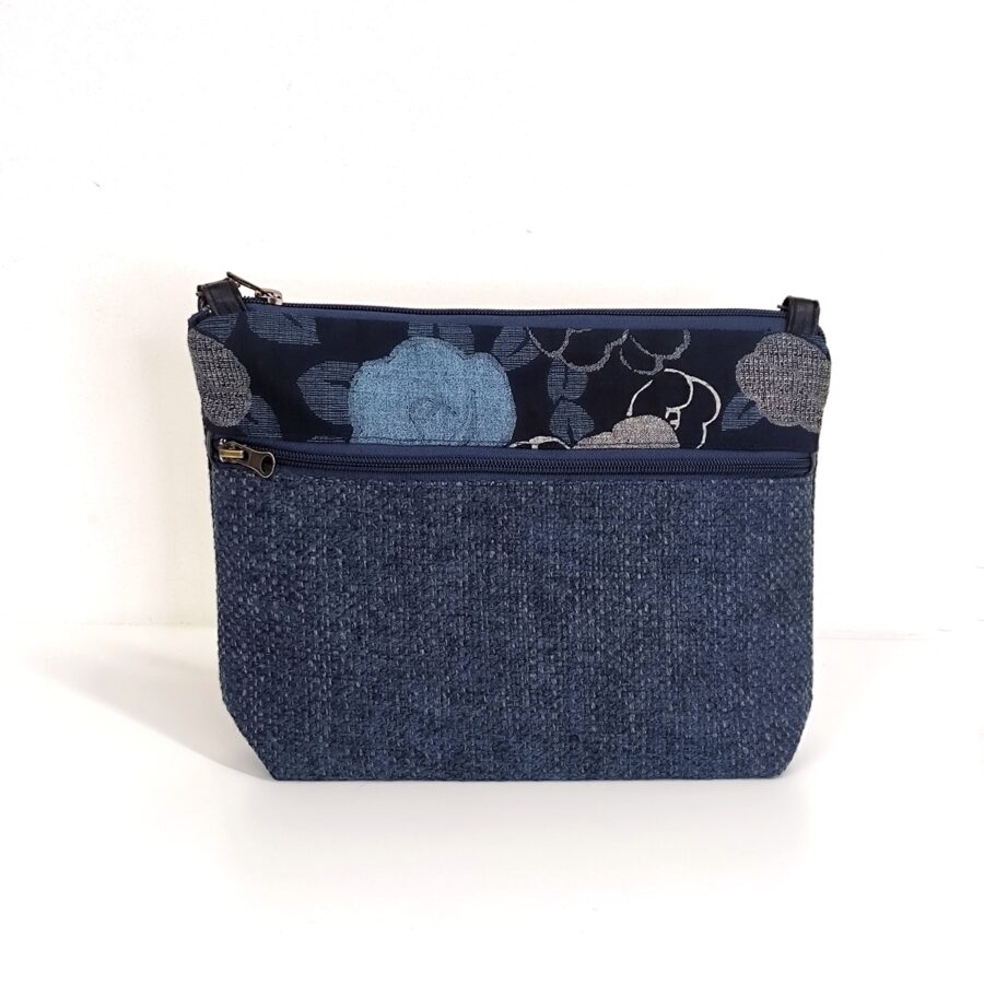 Pochette bandoulière vegan en tweed bleu avec  Fleurs japonaises – Image 6