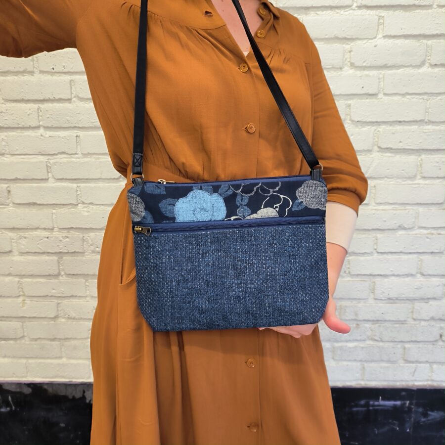 Pochette bandoulière vegan en tweed bleu avec  Fleurs japonaises – Image 2