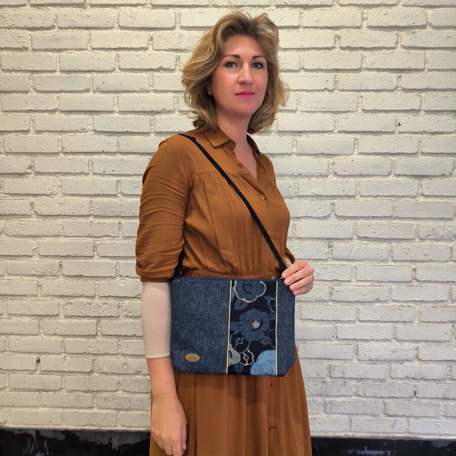 Pochette bandoulière vegan en tweed bleu avec  Fleurs japonaises – Image 4