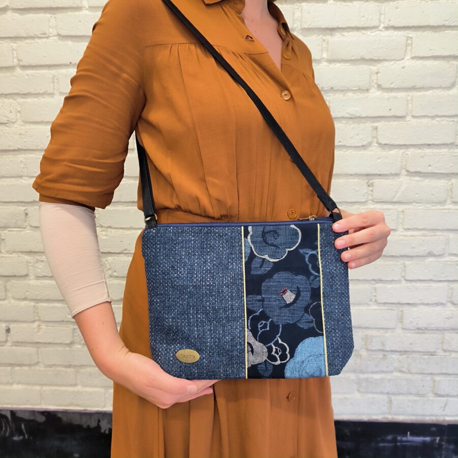 Pochette bandoulière vegan en tweed bleu avec  Fleurs japonaises