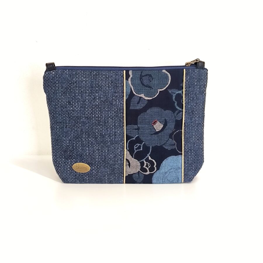 Pochette bandoulière vegan en tweed bleu avec  Fleurs japonaises – Image 5